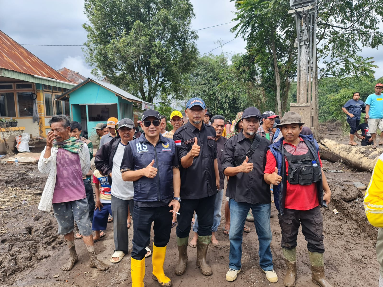 Wali Nagari Parambahan Robbi Yasdi dan H. Suherman foto bersama masyarakat.
